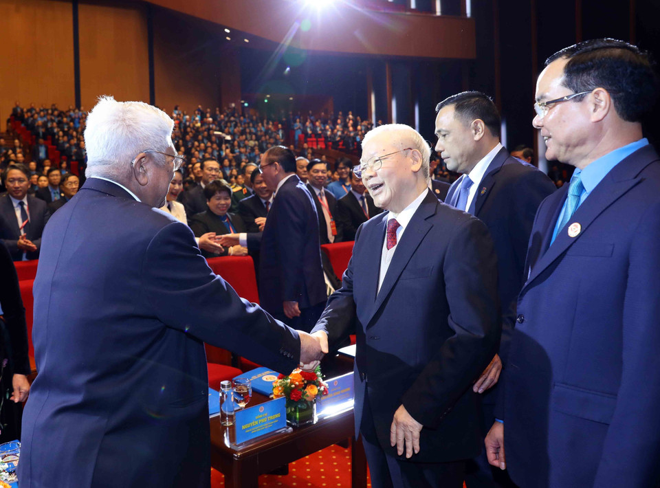 Tổng Bí thư Nguyễn Phú Trọng với đại biểu dự Phiên trọng thể Đại hội XIII Công đoàn Việt Nam. (Ảnh: An Đăng/TTXVN)