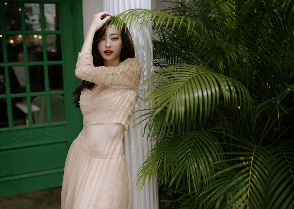 Với điểm nhấn đôi môi đỏ mọng, Lương Thùy Linh phối hợp lối trang điểm khá nhẹ nhàng nhưng không kém phần sang trọng. (Ảnh: PV/Vietnam+)