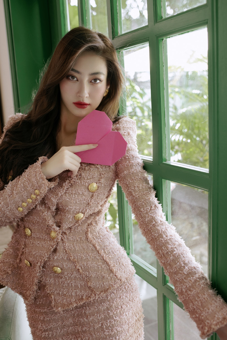 Trong bộ ảnh mừng tuổi mới, Lương Thùy Linh cho thấy một chân dung rất khác, đằm thắm, sang trọng, vẻ trưởng thành thể hiện qua từng khung hình. (Ảnh: PV/Vietnam+)