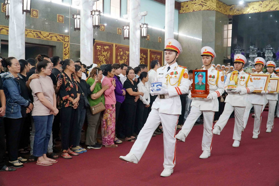 Nghi lễ đưa tang 12 liệt sỹ Quân khu 7 hy sinh khi làm nhiệm vụ. (Ảnh: Xuân Khu/TTXVN)