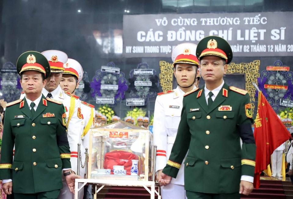 Nghi lễ đưa tang 12 liệt sỹ Quân khu 7 hy sinh khi làm nhiệm vụ. (Ảnh: Xuân Khu/TTXVN)