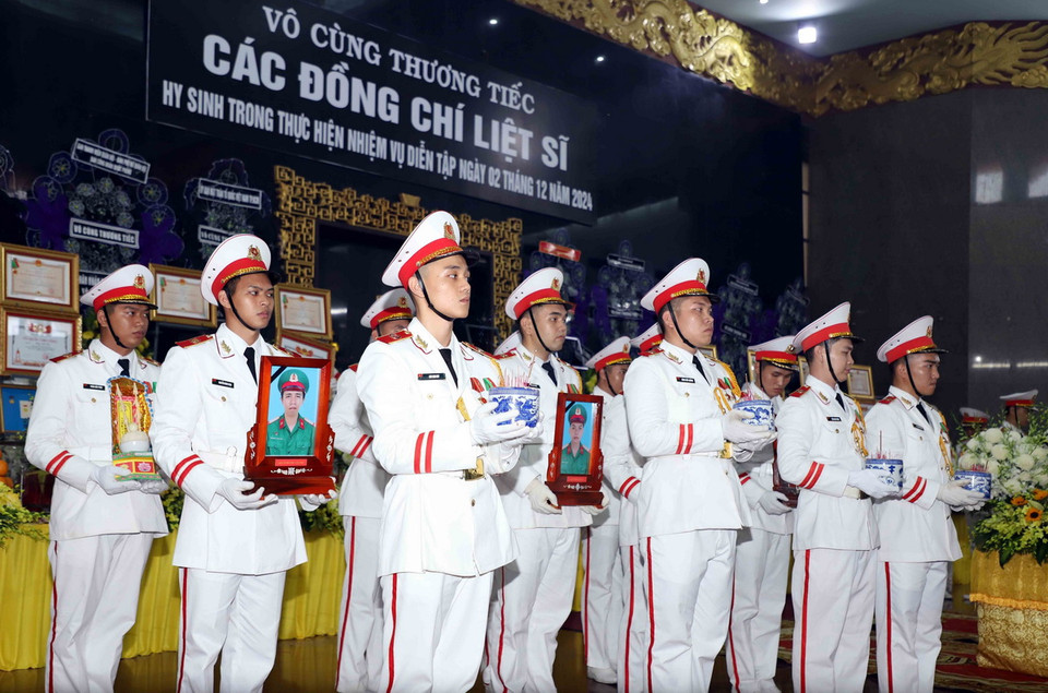 Lễ tang 12 liệt sỹ Quân khu 7 hy sinh khi làm nhiệm vụ. (Ảnh: Xuân Khu/TTXVN)