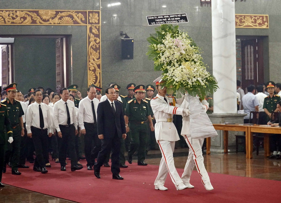 Bí thư Thành ủy Nguyễn Văn Nên dẫn đầu Đoàn đại biểu Thành phố Hồ Chí Minh viếng các liệt sỹ. (Ảnh: Xuân Khu/TTXVN)