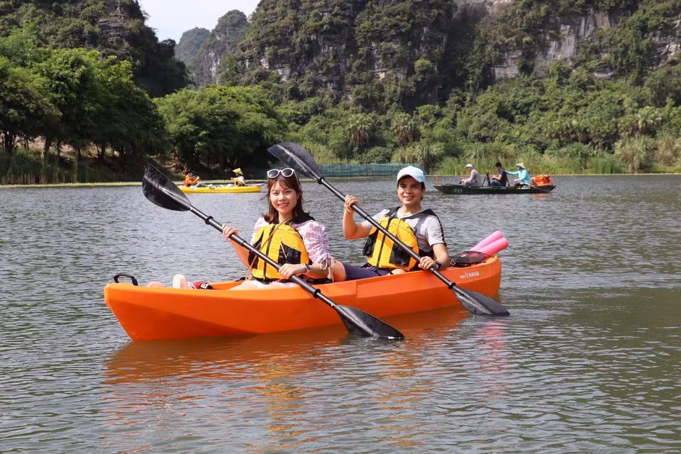 Khách du lịch đến Tràng An (Ninh Bình) sẽ được trải nghiệm sản phẩm mới, chèo thuyền kayak. (Ảnh: TTXVN)