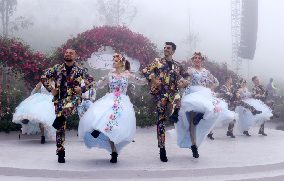 Nhiều chương trình nghệ thuật hấp dẫn thu hút khách du lịch đến với khu du lịch Cáp treo Fansipan Legend (Sa Pa-Lào Cai). (Ảnh: TTXVN)