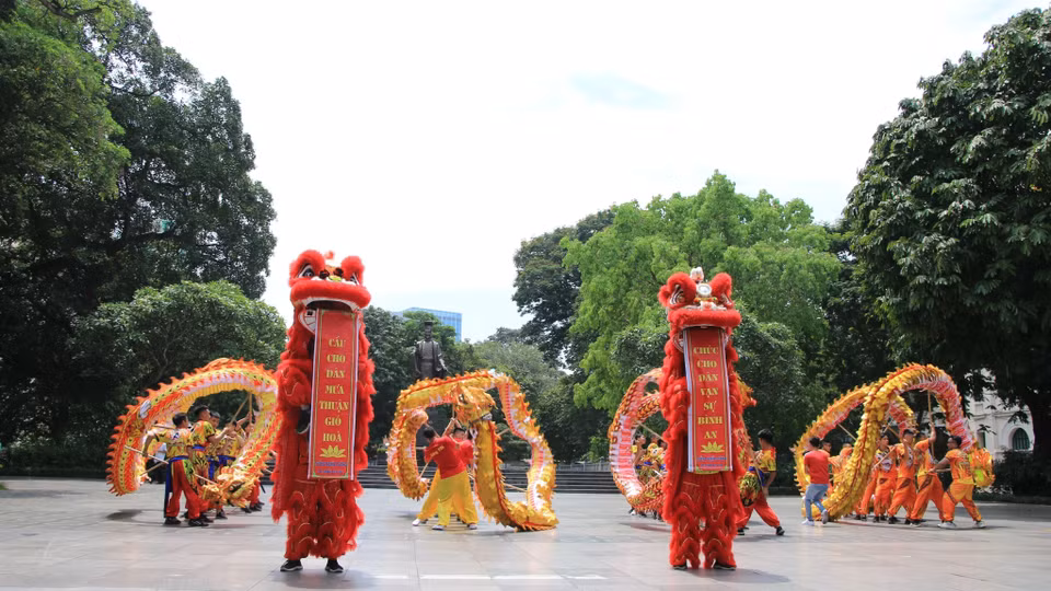 Hà Nội tăng cường hoạt động biểu diễn nghệ thuật phục vụ du khách tại không gian đi bộ hồ Hoàn Kiếm. (Ảnh: TTXVN)