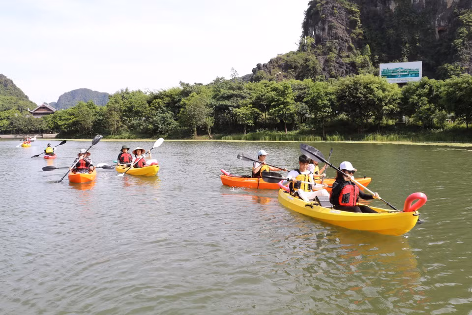 Khách du lịch đến Tràng An (Ninh Bình) sẽ được trải nghiệm sản phẩm mới, chèo thuyền kayak. (Ảnh: TTXVN)