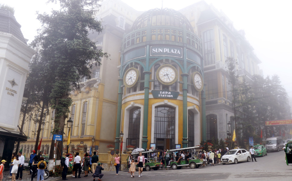 Đông đảo du khách mua vé đi cáp treo chinh phục đỉnh Fansipan (Sa Pa-Lào Cai). (Ảnh: TTXVN)