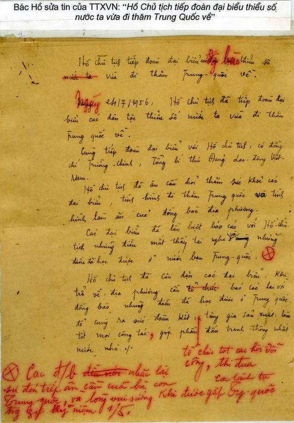 Báo chí là kênh thông tin vô cùng quan trọng của Chủ tịch Hồ Chí Minh, trong đó Bác luôn dành tình cảm, sự quan tâm đặc biệt cho Việt Nam Thông tấn xã (nay là Thông tấn xã Việt Nam). Dù bận trăm công nghìn việc, hằng ngày, Bác vẫn dành thời gian nghe đài, đọc bản tin của VNTTX. Bác đã nhiều lần tự tay sửa từng câu, từng từ, duyệt tin bài, căn dặn về nghề với phóng viên VNTTX. Trong ảnh: Bút tích Bác Hồ sửa tin của TTXVN. (Ảnh: Tư liệu TTXVN)
