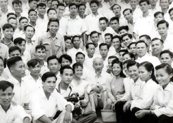 Chủ tịch Hồ Chí Minh với các nhà báo, năm 1960. (Ảnh: Tư liệu TTXVN)