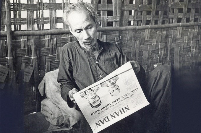 Bác Hồ là độc giả tích cực của báo chí trong nước và thế giới. Bác tự rèn mình một phong cách đọc báo đều đặn, nghiêm túc. Bác không hẹn tiếp khách vào đầu giờ làm việc hàng ngày, giờ đó việc đầu tiên là Người xem qua các báo. Trong ảnh: Bác Hồ đọc báo Nhân Dân ở chiến khu Việt Bắc (1951). (Ảnh: Tư liệu TTXVN)