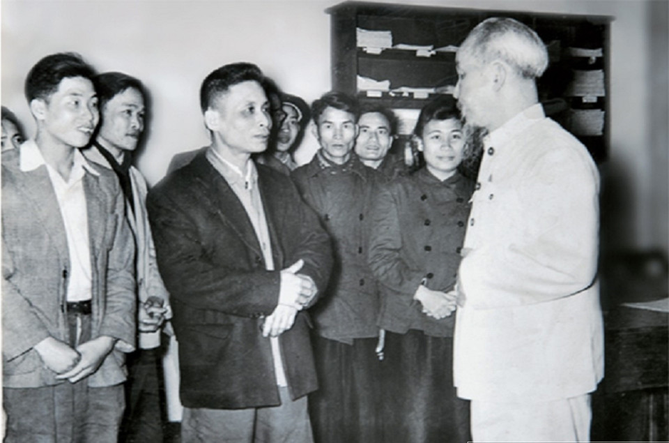 Bác Hồ thăm và chúc Tết cán bộ, phóng viên Báo Nhân Dân, năm 1957. (Ảnh: Tư liệu/TTXVN)