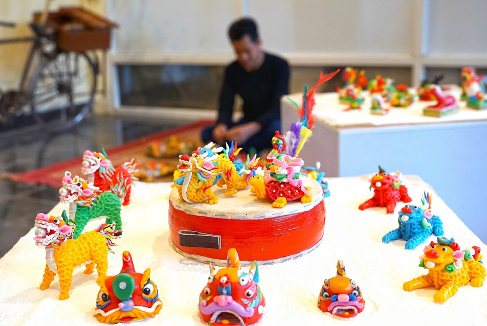 Con giống bột Phố Khách do người Hoa Kiều ở phố Mã Mây, Hàng Buồm chế tác, có nguyên liệu tương tự con giống bột Đồng Xuân nhưng kỹ thuật chế tác tinh xảo, tỉ mỉ hơn. Đề tài con giống bột Phố Khách thường thiên về thần thoại như tứ linh, nghê hí châu, sư tử hí cầu, cá chép hoá rồng... các nhân vật trong văn học Trung Hoa như Tôn Ngộ Không, Quan Công, Trương Phi, Lưu Bị... (Ảnh: Khánh Hoà /TTXVN)