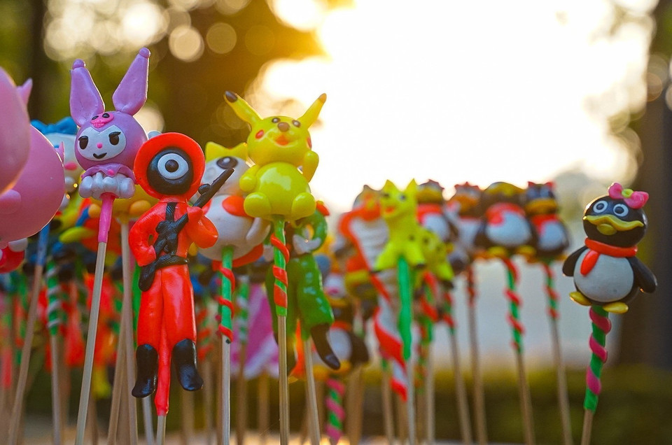 Tò he ngày nay (con giống bột Phú Xuyên) được tạo hình rất đa dạng và theo xu hướng từ các con thú, đến các nhân vật truyện tranh hoạt hình, phim ảnh... (Ảnh: Khánh Hoà/TTXVN)