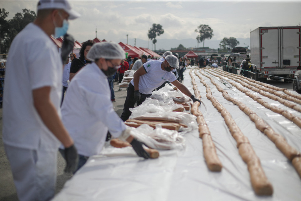 Các đầu bếp tại Bogota, Colombia vừa hoàn thành chiếc bánh mỳ vị càphê dài 335m với hy vọng có thể lập kỷ lục Guinness về chiếc bánh mỳ vị càphê lớn nhất thế giới. (Ảnh: AFP/TTXVN)