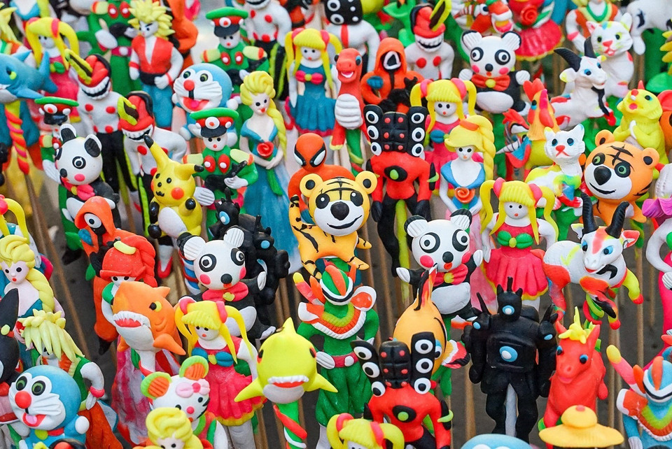 Tò he ngày nay (con giống bột Phú Xuyên) được tạo hình rất đa dạng và theo xu hướng từ các con thú, đến các nhân vật truyện tranh hoạt hình, phim ảnh... (Ảnh: Khánh Hoà/TTXVN)