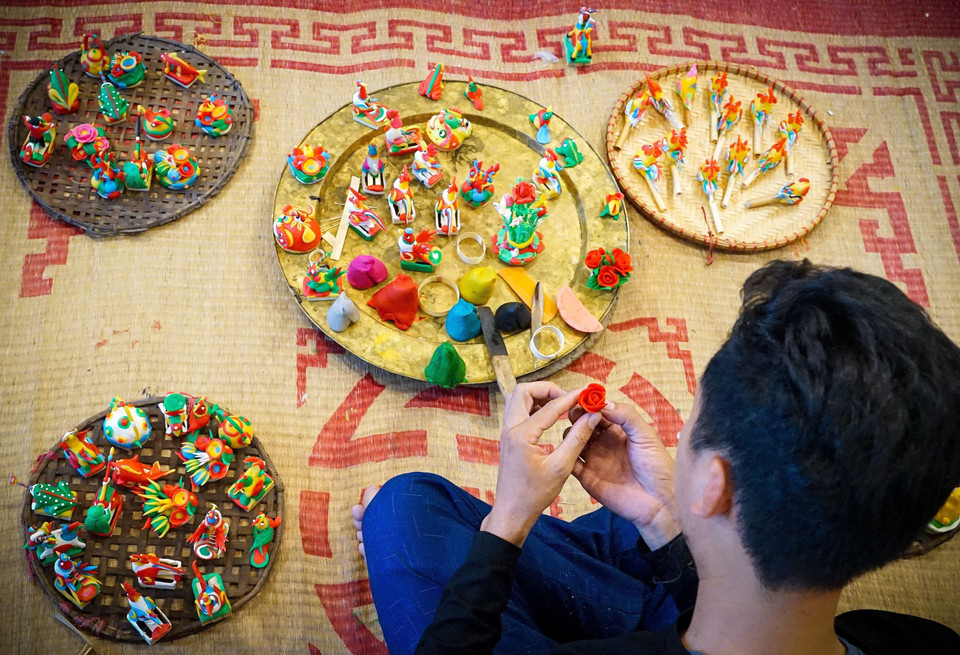 Ngoài việc bày bán các mẫu đã có sẵn, nghệ nhân sẽ nặn trực tiếp các sản phẩm theo yêu cầu của khách hàng. (Ảnh: Khánh Hoà/TTXVN)