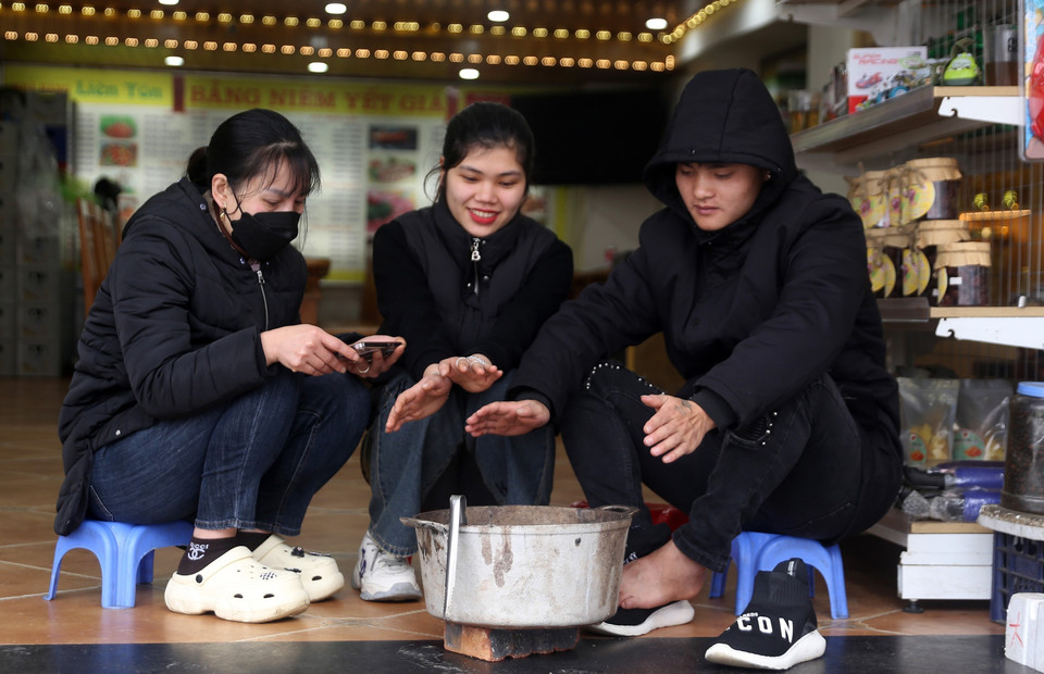 Người dân tại Sa Pa đốt than sưởi ấm trong cái lạnh tê tái đầu đông. (Ảnh: Quốc Khánh/TTXVN)