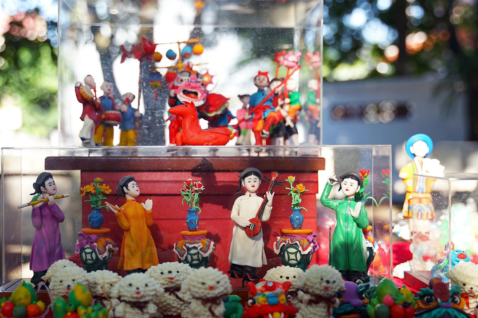 Bộ Tố nữ của Nghệ nhân Đặng Văn Hâụ dựa trên mẫu của tranh dân gian Hàng Trống kết hợp với kỹ thuật làm con giống bột của Đồng Xuân, Phố Khách, Phú Xuyên. (Ảnh: Khánh Hoà/TTXVN)