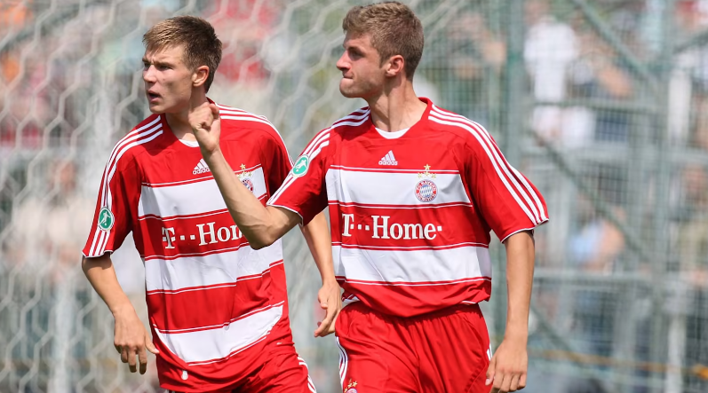 Cú đấm ăn mừng nổi tiếng của Müller, được thấy lần đầu tiên khi ghi bàn mở tỷ số cho đội dự bị trước Union Berlin năm 2008.(Nguồn: FCB)