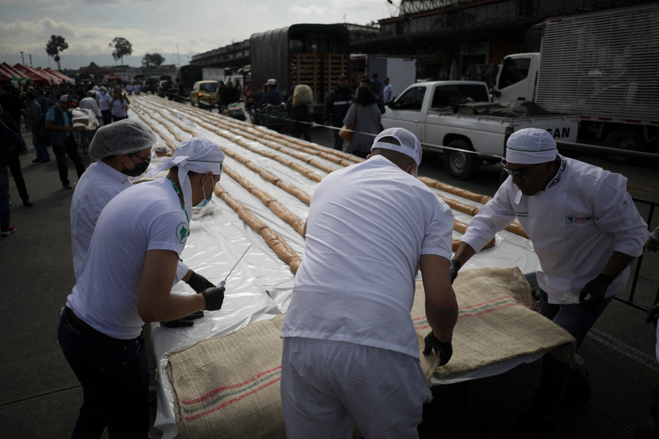 Các đầu bếp tại Bogota, Colombia vừa hoàn thành chiếc bánh mỳ vị càphê dài 335m với hy vọng có thể lập kỷ lục Guinness về chiếc bánh mỳ vị càphê lớn nhất thế giới. (Ảnh: AFP/TTXVN)
