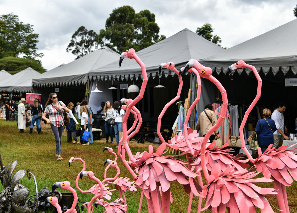 Người dân tham quan và mua sắm tại chợ Giáng sinh ở Nairobi, Kenya. (Ảnh: THX/TTXVN)