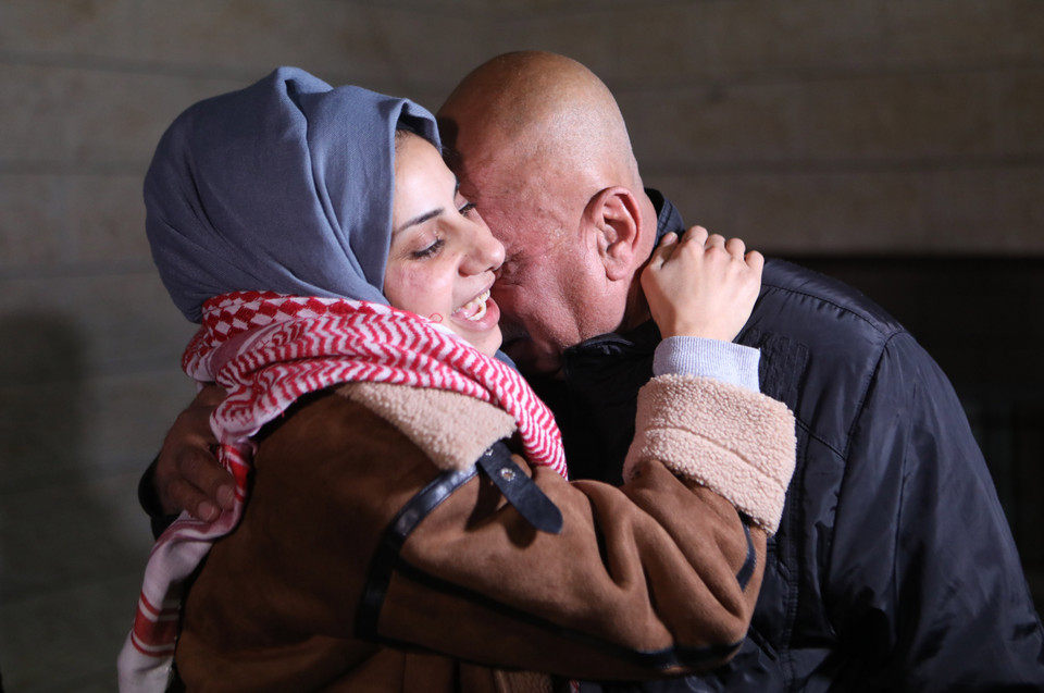 Một tù nhân Palestine đoàn tụ với người thân sau khi được Israel trả tự do ngày 29/11/2023. (Nguồn: THX/TTXVN)