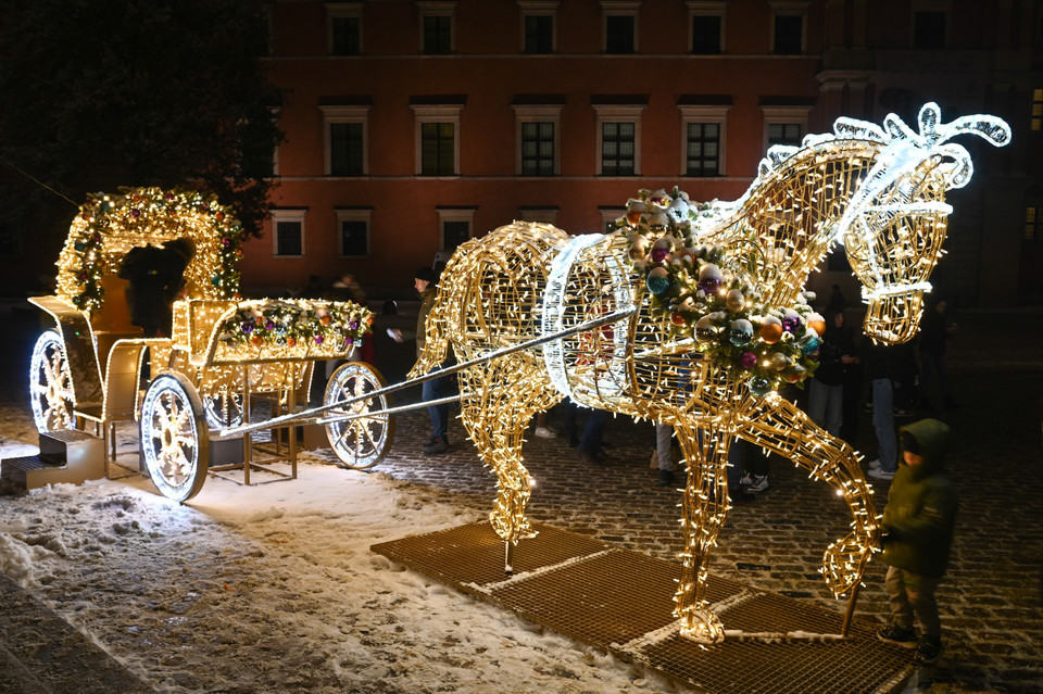 Đường phố được trang hoàng đón Giáng sinh tại Vacsava, Ba Lan, ngày 7/12/2023. (Ảnh: THX/TTXVN)