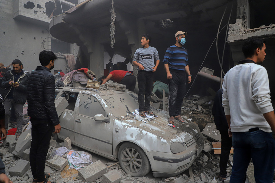 Cảnh đổ nát sau cuộc không kích của Israel xuống thành phố Khan Younis, Dải Gaza, ngày 7/12/2023. (Ảnh: THX/TTXVN)