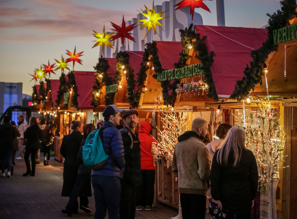 Người dân thăm chợ Giáng sinh tại Vancouver, British Columbia, Canada, ngày 16/11/2023. (Ảnh: THX/TTXVN)