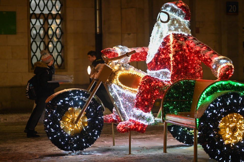 Đường phố được trang hoàng đón Giáng sinh tại Vacsava, Ba Lan, ngày 7/12/2023. (Ảnh: THX/TTXVN)