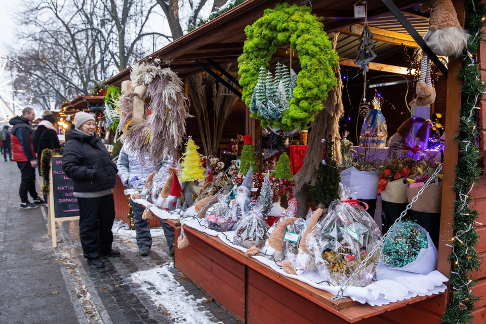 Người dân thăm chợ Giáng sinh tại Szczecin, Ba Lan, ngày 2/12/2023. (Ảnh: PAP/TTXVN)