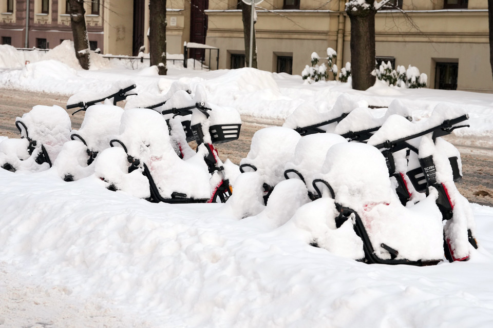 Tuyết rơi dày ở nhiều nước châu Âu, gây ảnh hưởng đến các hoạt động giao thông đường bộ và đường hàng không. Trong ảnh: Xe đạp bị tuyết phủ kín trên đường phố tại Riga, Latvia. (Ảnh: THX/TTXVN)