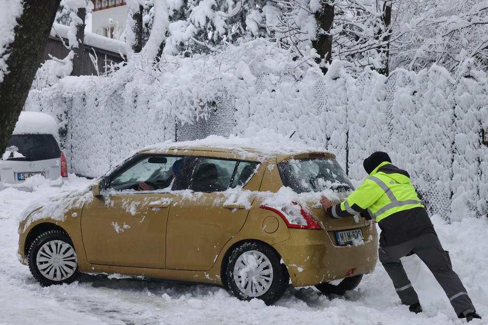 Ôtô bị mắc kẹt do tuyết rơi dày tại Budapest, Hungary, ngày 7/12/2023. (Ảnh: THX/TTXVN)