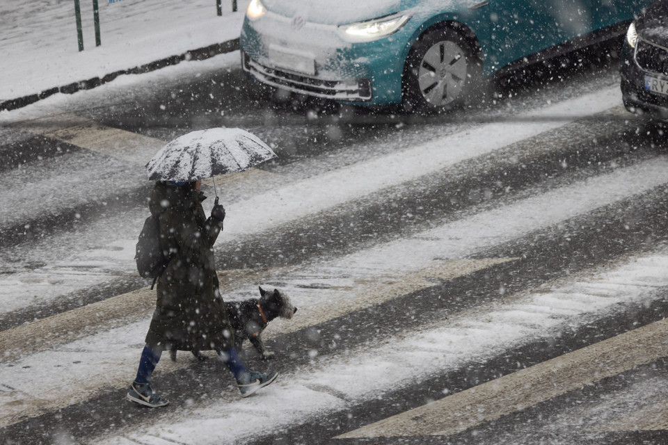 Người dân di chuyển trên đường phố dưới trời tuyết rơi tại Budapest, Hungary, ngày 30/11/2023. (Ảnh: THX/TTXVN)