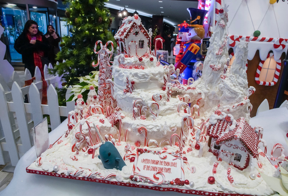 Ngôi nhà bánh gừng chào đón Giáng sinh được trưng bày tại Vancouver, British Columbia, Canada, ngày 5/12/2023. (Ảnh: THX/TTXVN)