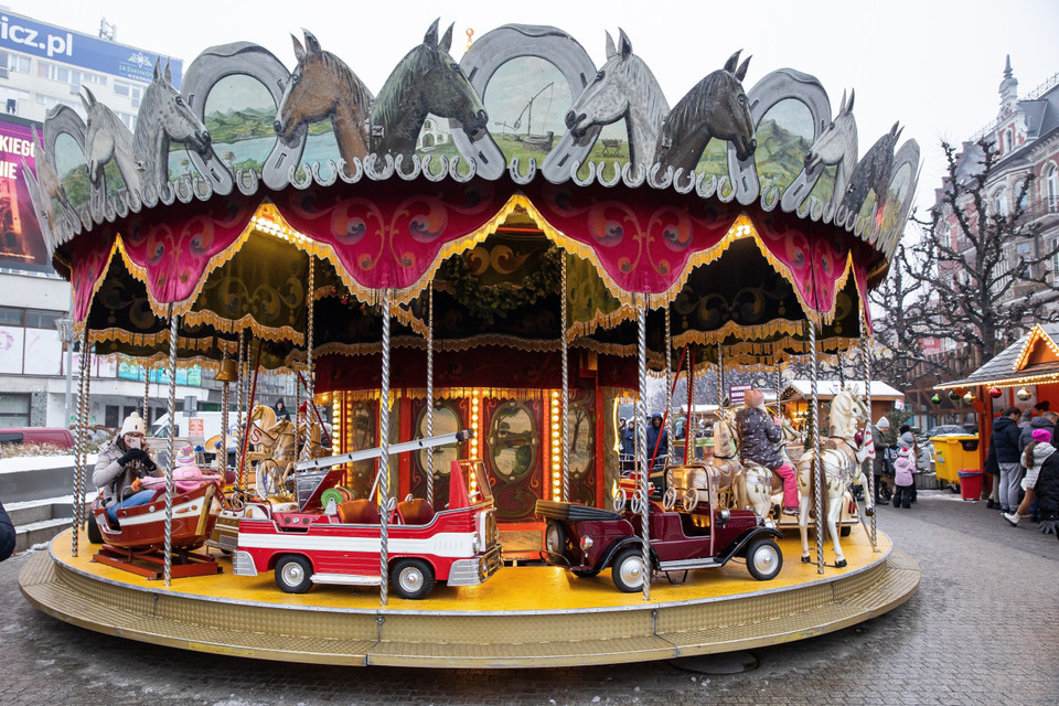 Người dân thăm chợ Giáng sinh tại Szczecin, Ba Lan, ngày 2/12/2023. (Ảnh: PAP/TTXVN)