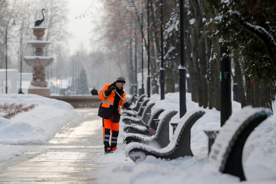Công nhân dọn tuyết trong công viên tại Moskva, Nga, ngày 2/12/2023. (Ảnh: THX/TTXVN)