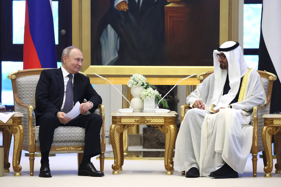 Tổng thống Nga Vladimir Putin đã có chuyến thăm Các tiểu Vương quốc Arab Thống nhất (UAE) và Saudi Arabia trong hai ngày 6-7/12/2023. Điện Kremlin cho biết trọng tâm chuyến thăm của nhà lãnh đạo Nga tại mỗi nước là tập trung thảo luận quan hệ song phương và triển vọng thúc đẩy hợp tác, các vấn đề quốc tế, trong đó có xung đột Hamas-Israel. Trong ảnh: Tổng thống UAE Sheikh Mohamed bin Zayed Al Nahyan (phải) và Tổng thống Nga Vladimir Putin tại cuộc gặp ở Abu Dhabi ngày 6/12/2023. (Ảnh: AFP/TTXVN)