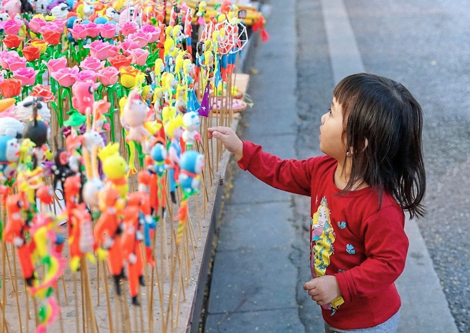 Các sản phẩm từ Tò he (con giống bột Phú Xuyên) với tạo hình ngộ nghĩnh cùng màu sắc sặc sỡ luôn thu hút sự chú ý của các bạn nhỏ. (Ảnh: Khánh Hoà /TTXVN)