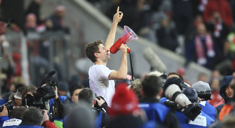 Müller một lần nữa là người ghi những bàn thắng quan trọng, bàn thắng trong thời gian bù giờ của anh đã đưa trận đấu ở vòng 16 đội Champions League 2016 với Juventus vào hiệp phụ. Bayern tiếp tục giành chiến thắng 4-2, với sự góp mặt của Müller trong màn ăn mừng của người hâm mộ. (Nguồn: FCB)