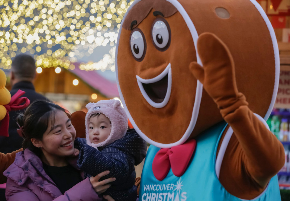 Một người trong trang phục " cậu bé bánh gừng" tại chợ Giáng sinh ở Vancouver, British Columbia, Canada. (Ảnh: THX/TTXVN)