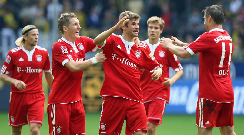 Müller ghi bàn thắng đầu tiên tại Bundesliga cho đội một FC Bayern khi mới 19 tuổi sau khi vào sân ở hiệp một thay cho Mario Gomez trong trận gặp Borussia Dortmund vào ngày 12 tháng 9 năm 2009. Anh ghi bàn đầu tiên ở phút 77.