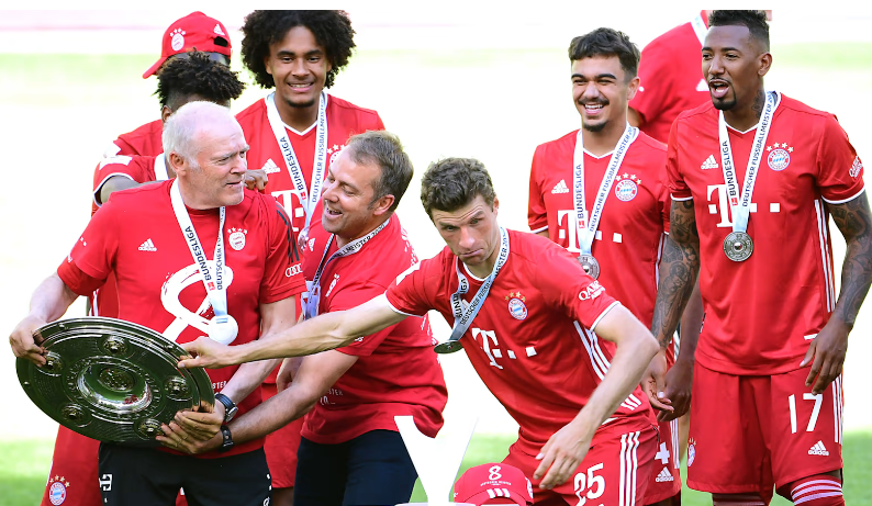 "Đưa chiếc cúp cho tôi" - Ngay cả khi đã có 9 chức vô địch Bundesliga vào thời điểm đó, Müller vẫn không thể rời tay khỏi cup Meisterschale và đã nói câu đùa này với người thầy của mình. (Nguồn: FCB)