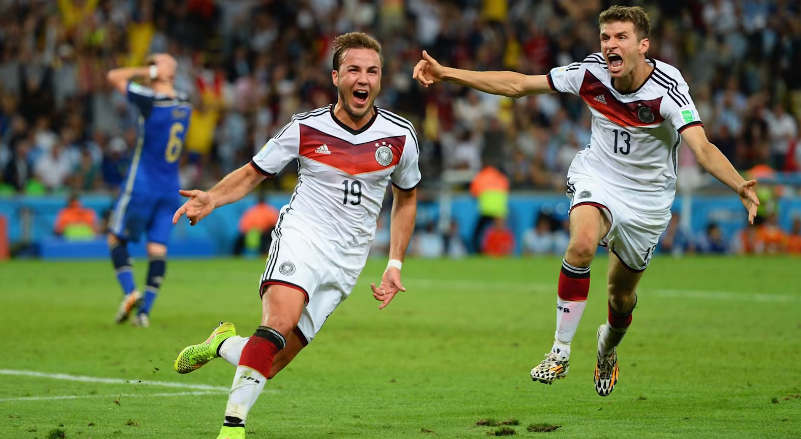 Müller đuổi theo ăn mừng cùng Mario Gotze, cầu thủ ghi bàn thắng quyết định trong trận chung kết World Cup 2014 với Argentina ở Rio de Janeiro. (Nguồn:FCB)