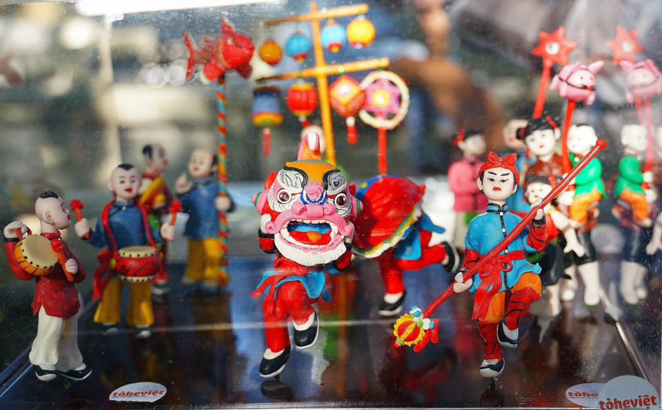 Bộ rước đèn Trung Thu của Nghệ nhân Đặng Văn Hâụ dựa trên các kỹ thuật làm con giống bột của Đồng Xuân, Phố Khách, Phú Xuyên cũng như quá trình nghiên cứu tìm hiểu về văn hoá dân tộc. Sự kết hợp này mang đến những sản phẩm độc đáo, mới lạ, với những giá trị kinh tế cao hơn. (Ảnh: Khánh Hoà/TTXVN)