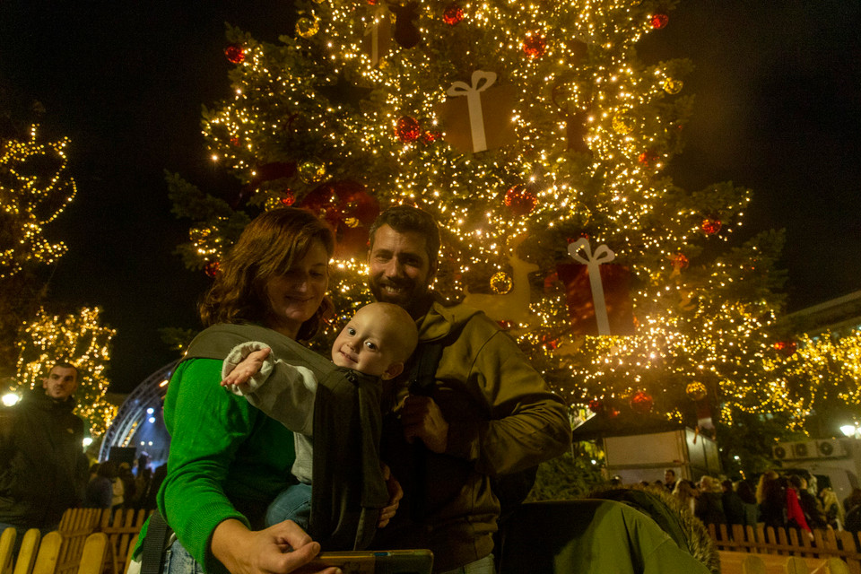 Một gia đình chụp ảnh trước cây thông Noel tại quảng trường ở Athens, Hy Lạp. (Ảnh: THX/TTXVN)