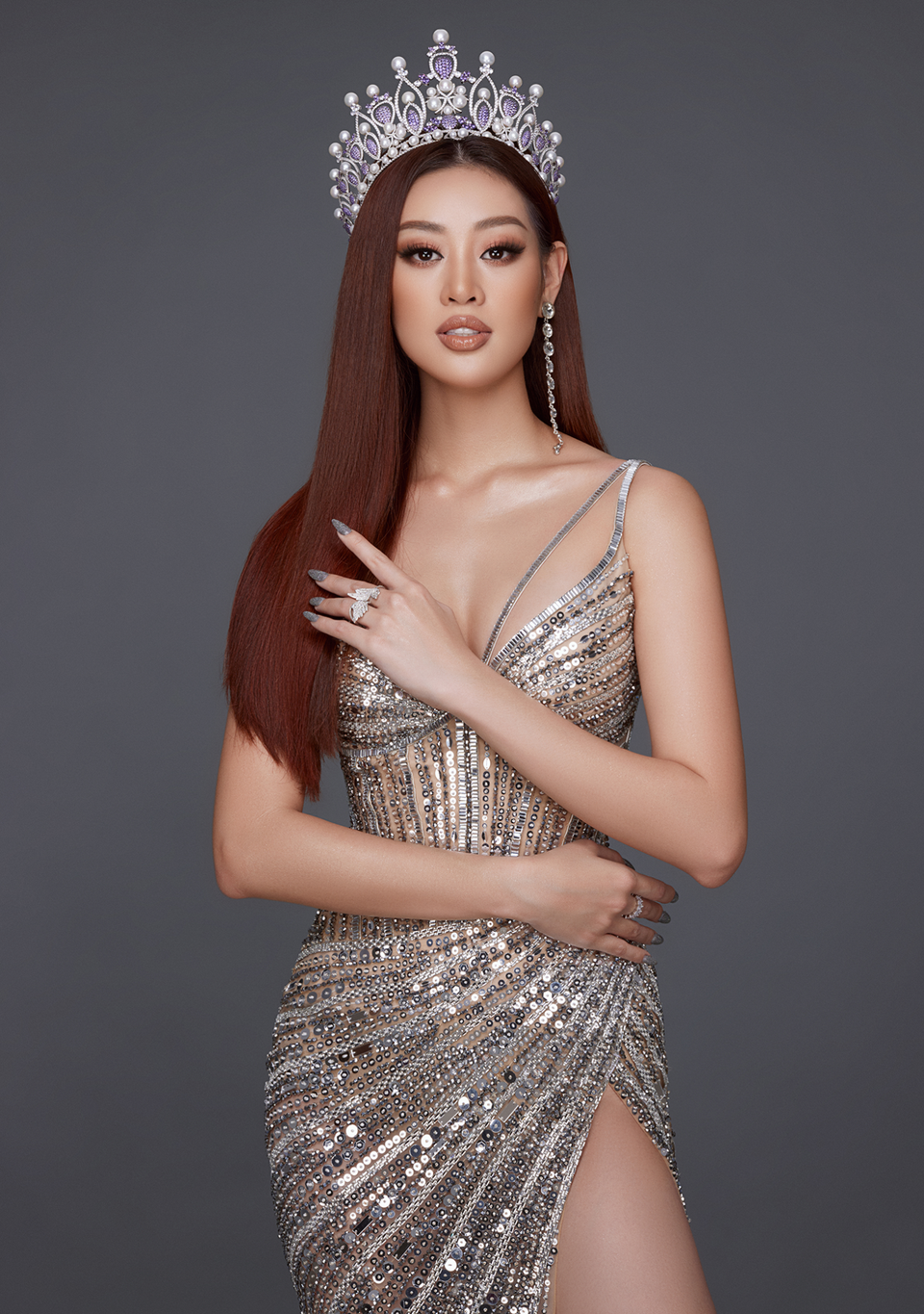 Với bộ ảnh này, Hoa hậu Khánh Vân tập trung thể hiện cảm xúc của đương kim hoa hậu, thông qua đôi mắt, thần thái đầy quyền lực. (Ảnh: CTV/Vietnam+)