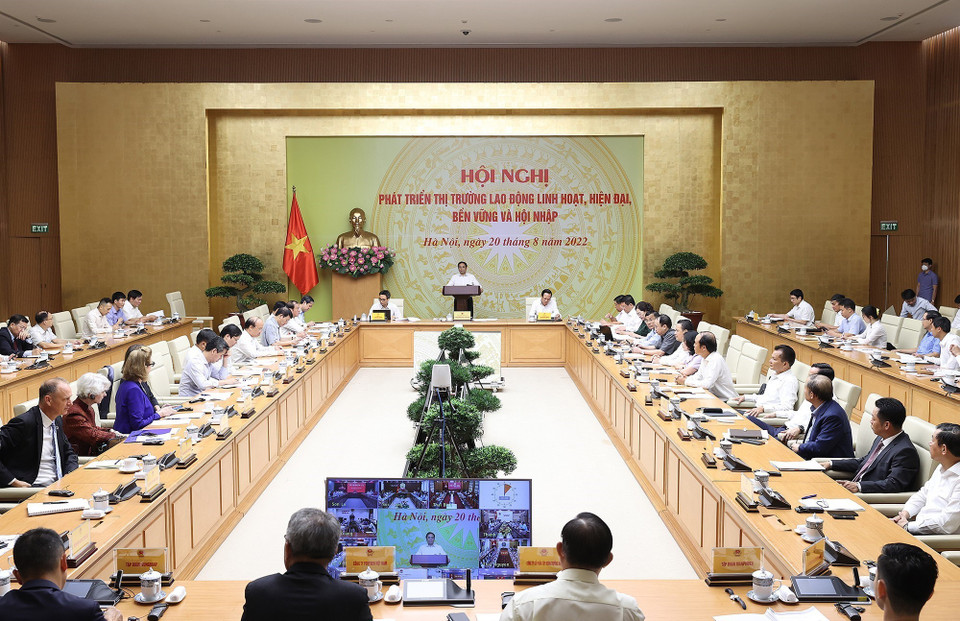 Hội nghị được thực hiện kết hợp hình thức trực tiếp tại Trụ sở Chính phủ với điểm cầu Ủy ban nhân dân 63 tỉnh, thành phố trong cả nước. (Ảnh: Dương Giang/TTXVN)