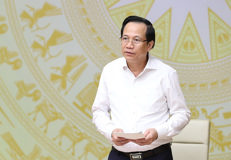 Bộ trưởng Bộ Lao động-Thương binh và Xã hội Đào Ngọc Dung báo cáo tình hình thị trường lao động. (Ảnh: Dương Giang/TTXVN)